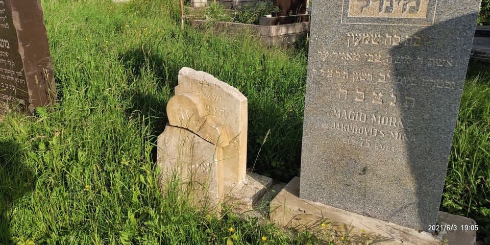 На еврейском разбили надгробия. Скриншот из телеграм-канала  Объединенной Еврейской общины Украины
