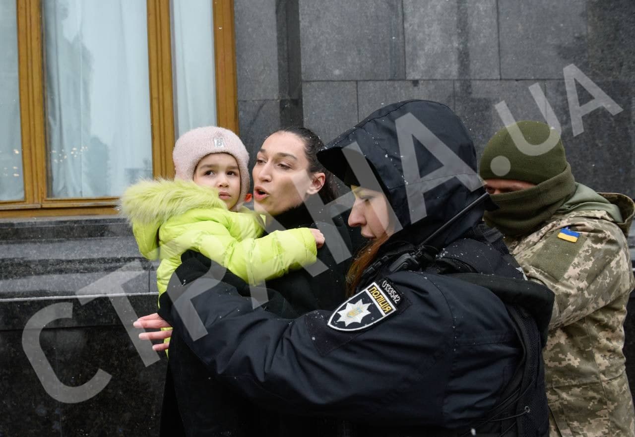 Активистка Femen устроила акцию под ОП