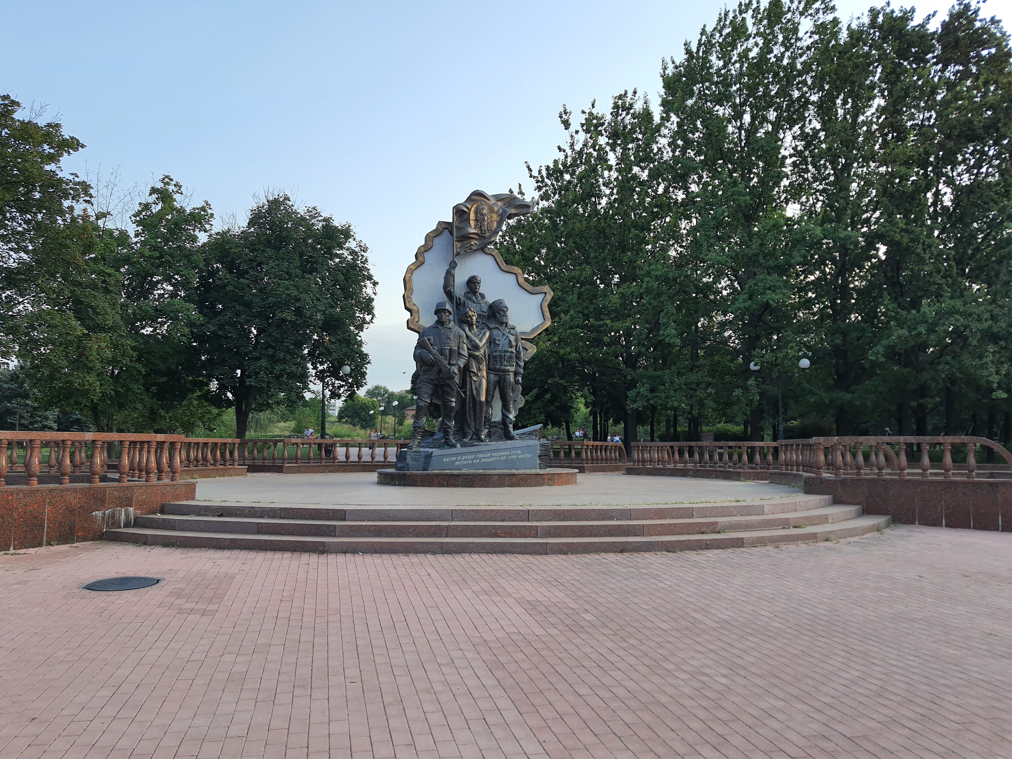 Памятник напротив бывшего здания СБУ в Луганске