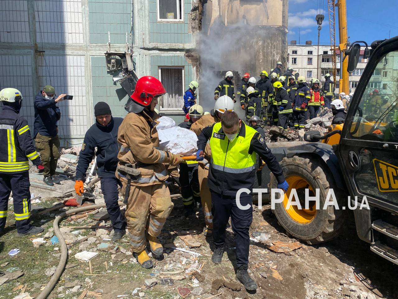 Из-под завалов в Умани достали тело 12 погибшего