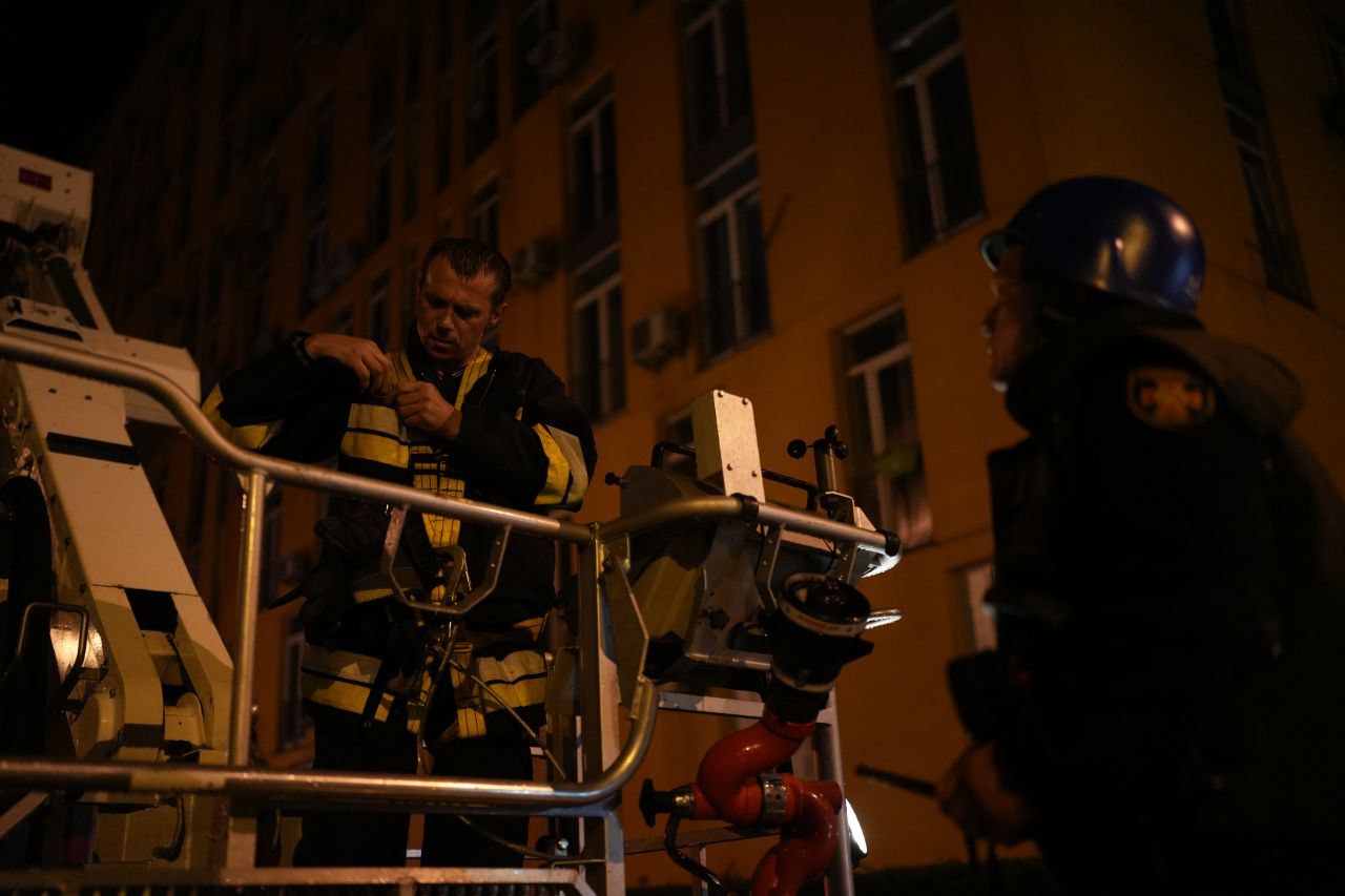 Рятувальники ліквідують пожежу після збитку БПЛА у Києві
