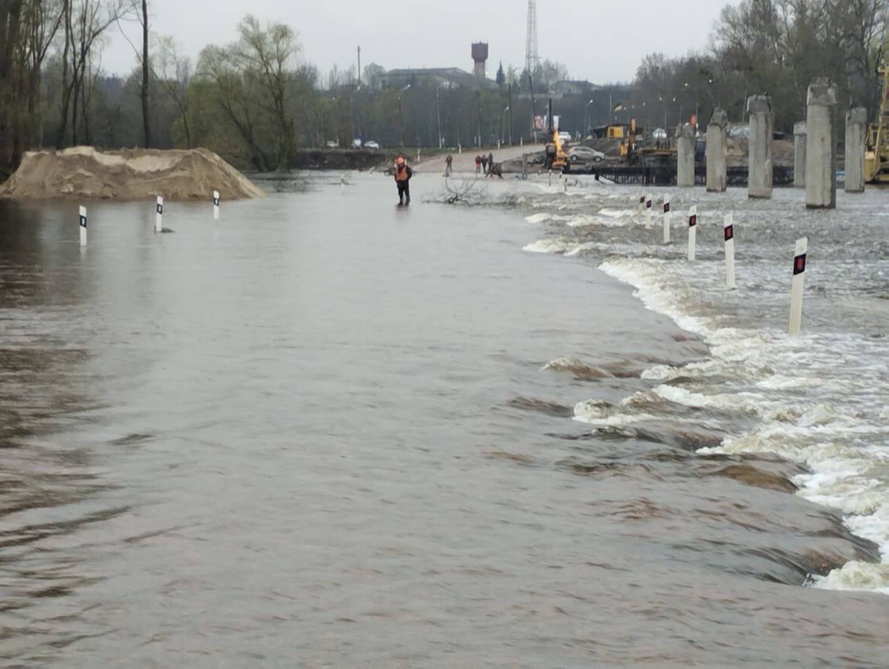 В Іванкові Київської області затопило тимчасову переправу