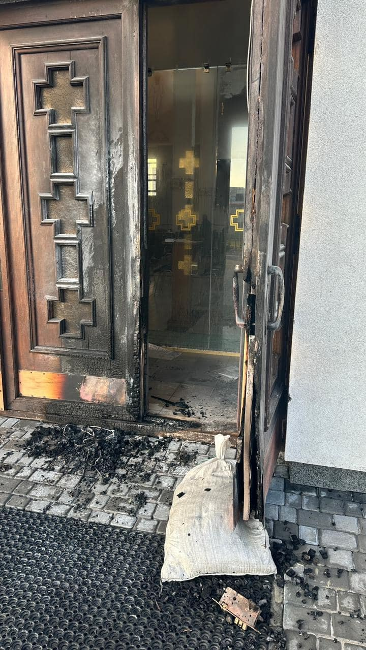 У Львові підпалили бічні двері у церкві Різдва Пресвятої Богородиці