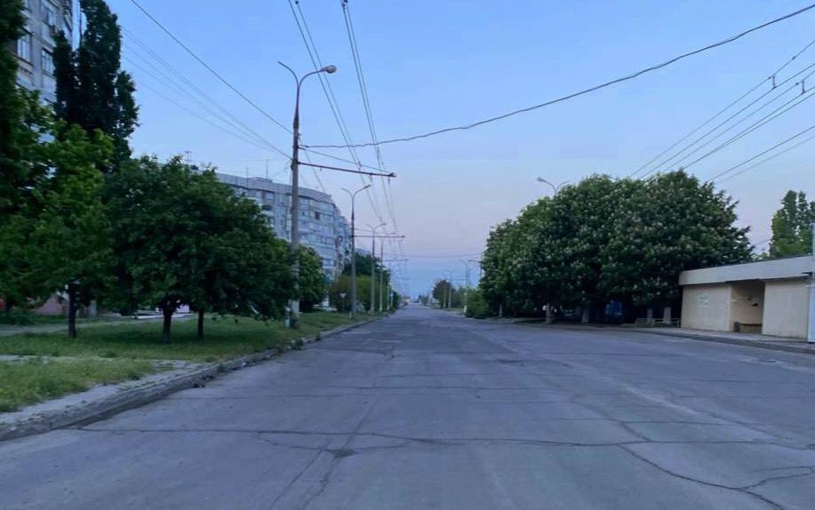 Фото пустой улицы в Херсоне из-за обстрела РФ. Источник – Телеграм