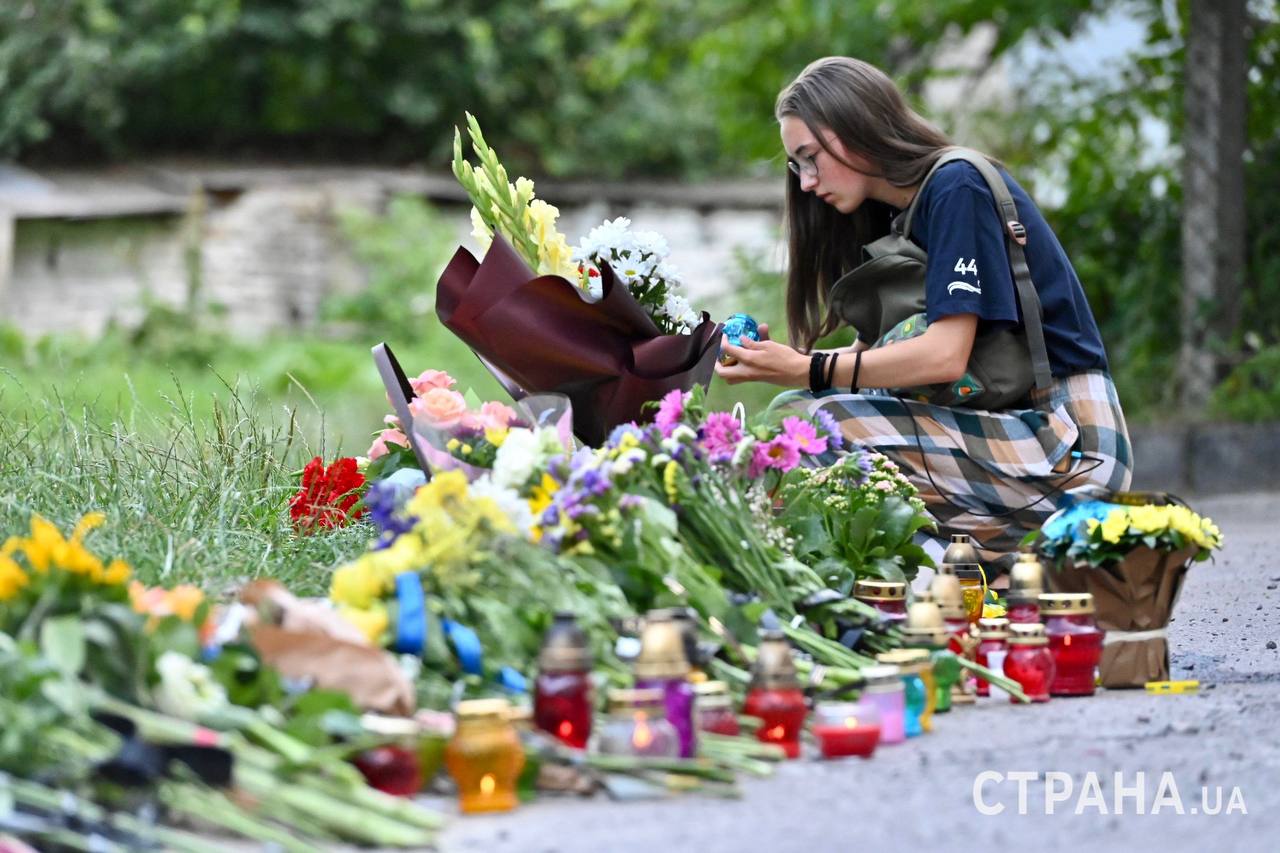 Фото сочувствующей на месте убийства. Источник - "Страна"