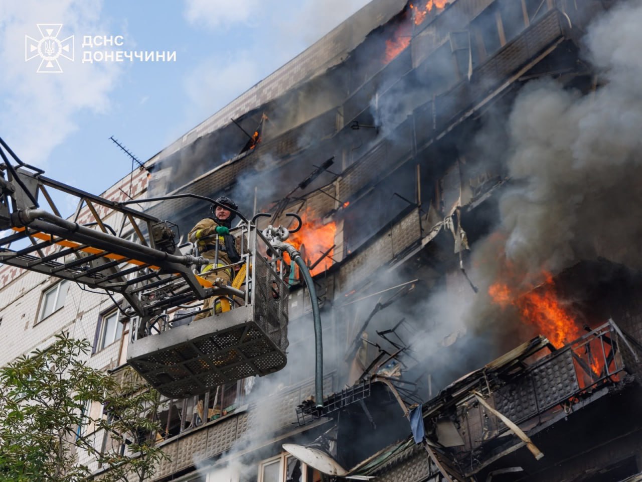Фото (2) гасіння палаючого будинку в Краматорську. Джерело – ДСНС