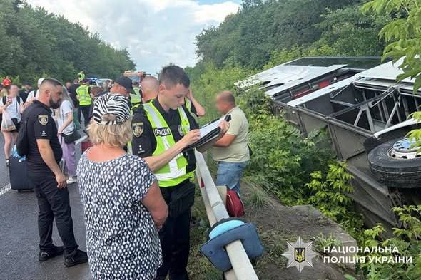 Фото (2) наслідки ДТП із автобусом у Хмельницькій області. Джерело – Поліція