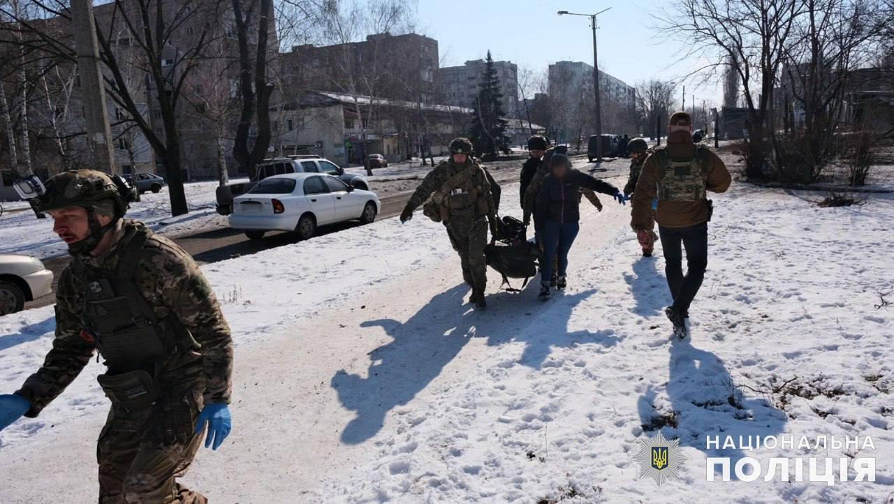 Фото (2) рятувальної операції. Джерело - Поліція