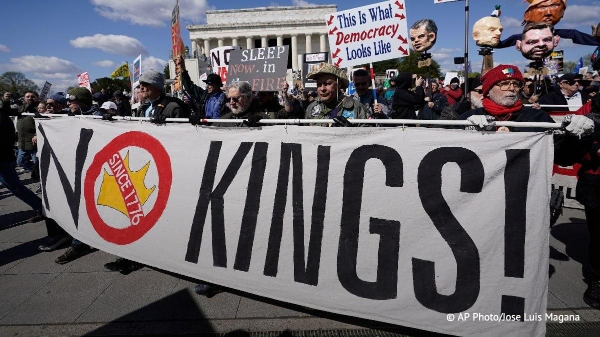 Фото (2) протестов в США. Источник &ndash; &copy; AP Photo/Allison Robert