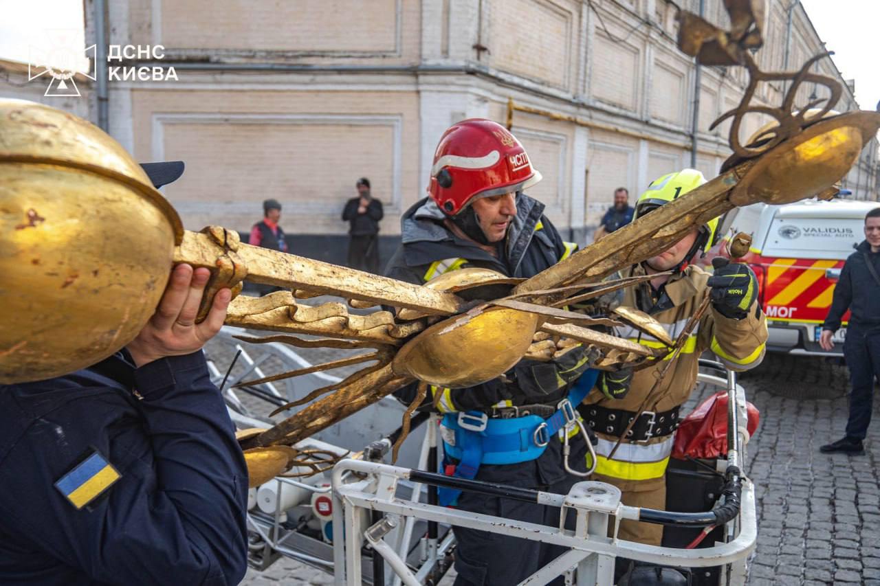 Фото хреста, що впав з храму. Джерело ДСНС України