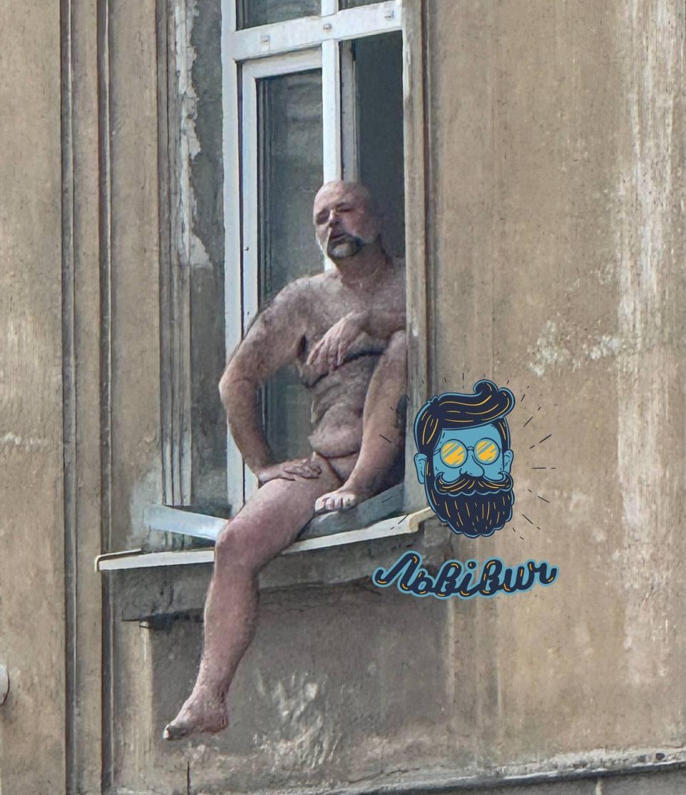 Фото голого мужчины в окне дома во Львове. Источник &ndash; Телеграм