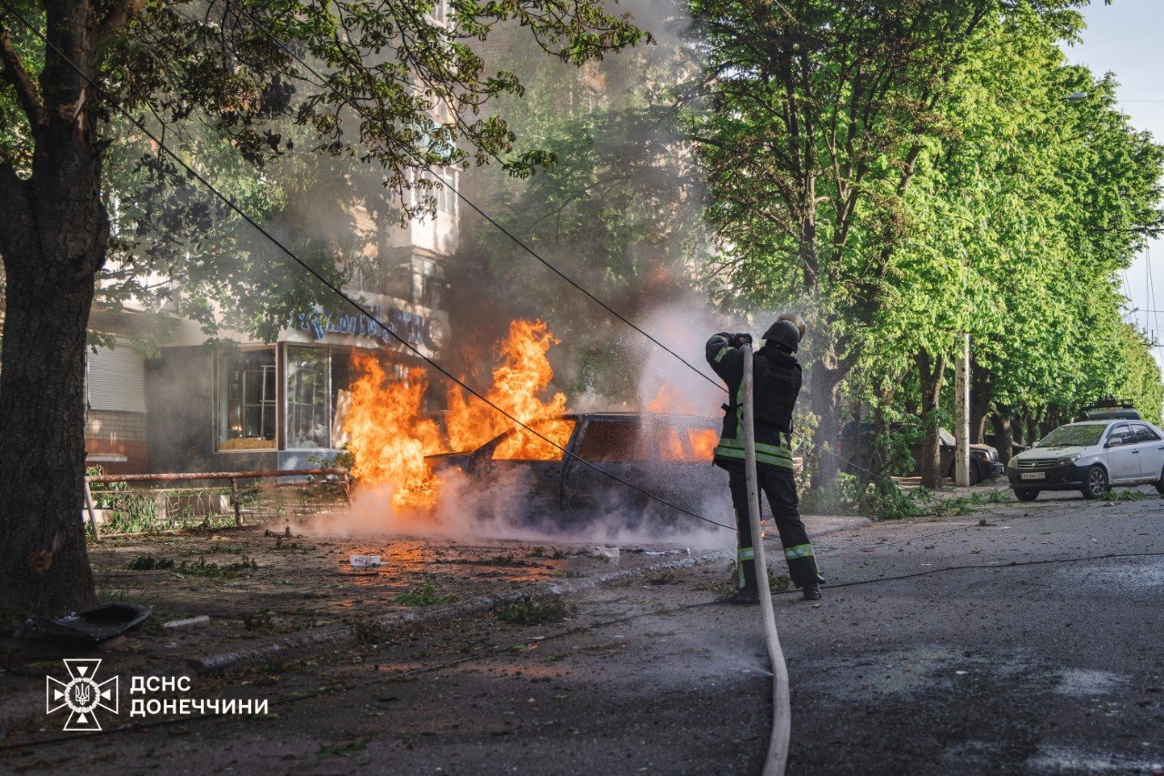 Фото (2) последствий удара РФ по Краматорску. Источник – ГСЧС