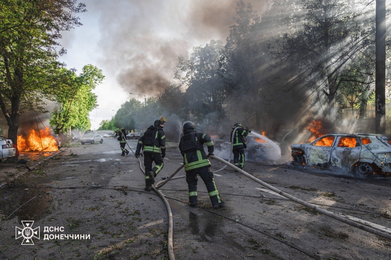 Фото (3) последствий удара РФ по Краматорску. Источник – ГСЧС