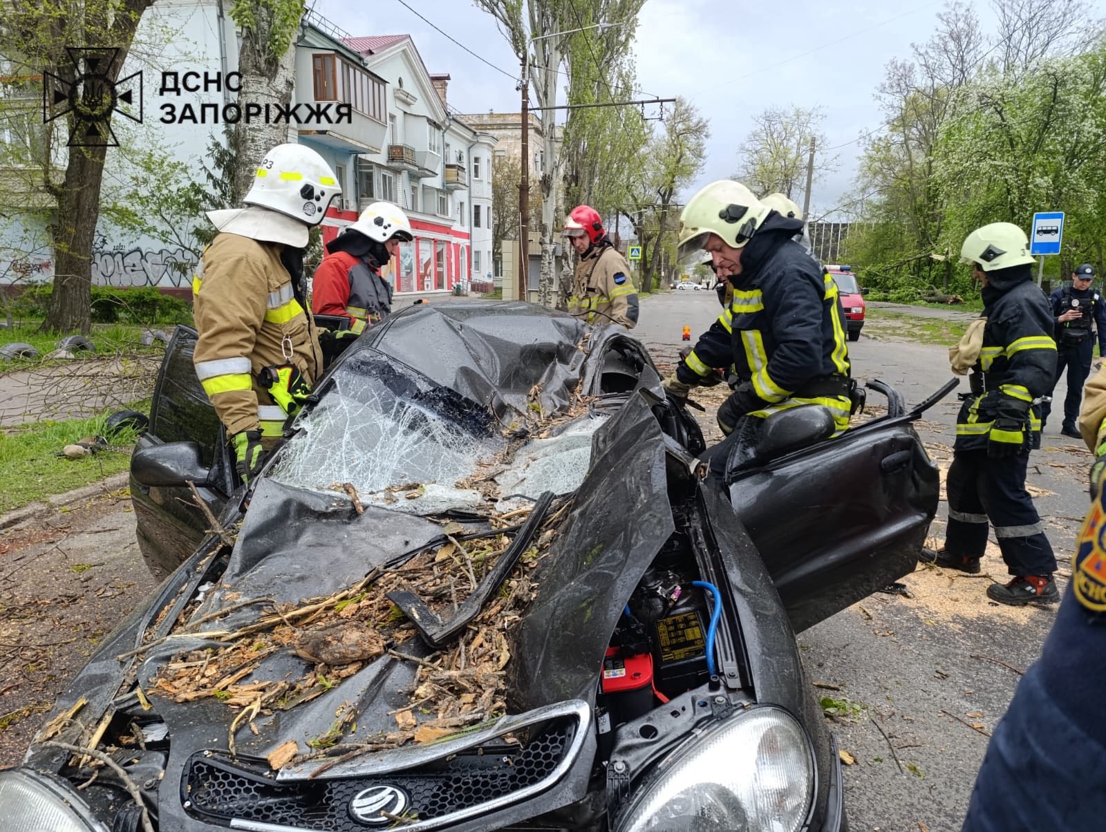 Фото рятувальної операції у Запоріжжі. Джерело &ndash; ДСНС