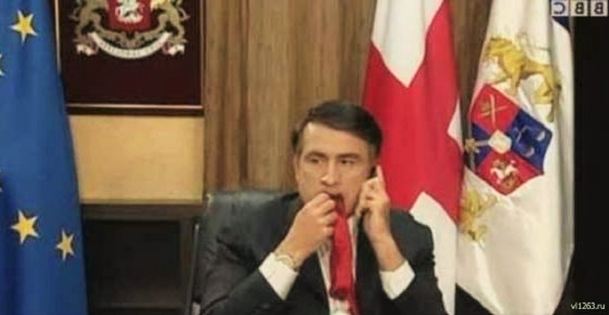 Саакашвили случайно начал "есть" свой галстук 16 августа 2008 года после войны с Россией
Фото: скриншот BBC via/YouTube