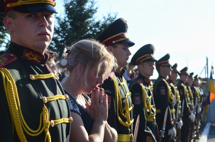 Женщина молится во время встречи тел погибших бойцов АТО во Львовском аэропорту, 19 августа, 2014 год
Фото: newarmy.in.ua