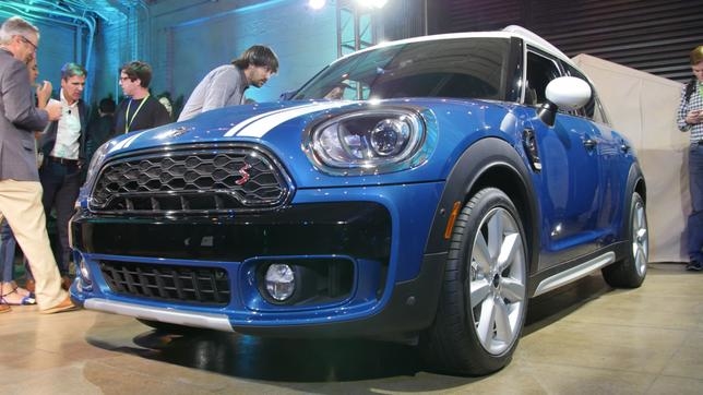 Mini Countryman 2017 подрос до 4,3 м в длину, но сохранил фирменный дизайн Мини. А еще появилась 225-сильная гибридная версия
Фото: Mini Countryman/autocentre.ua